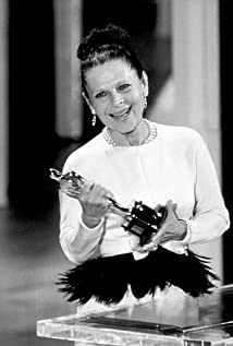 How tall is Ruth Gordon?